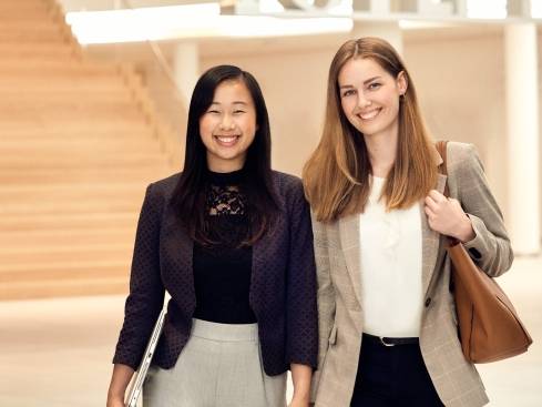 Studentinnen lachen