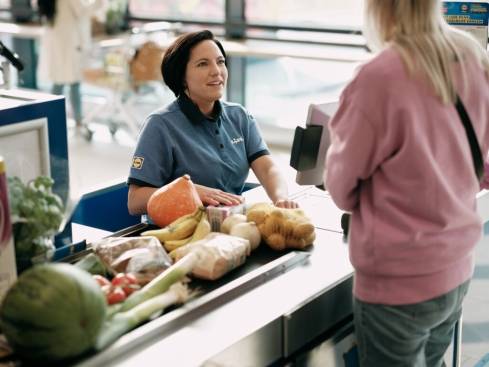 Verkäuferin an der Kasse bei Lidl