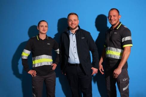 Logistik Team 3er Gruppe vor blauem Hintergrund