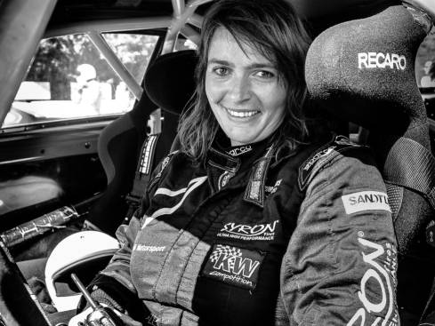 Corinna im Rennauto