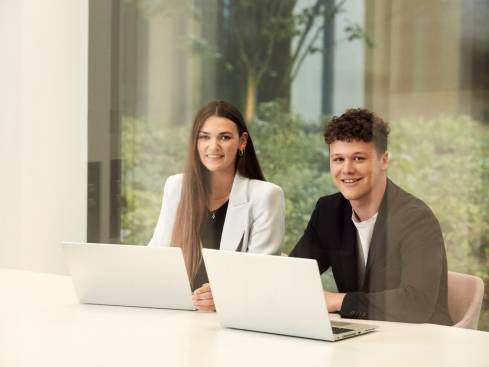 Werkstudenten am Schreibtisch