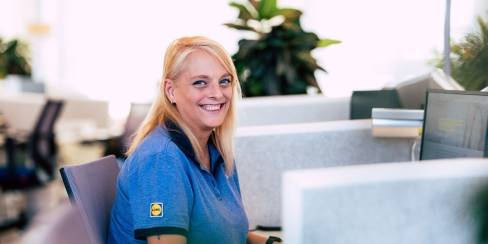 Freundschaft, Anerkennung und Aufstieg: so bringt Kerstin ihre Arbeit im Lidl Kundenservice auf den Punkt.
