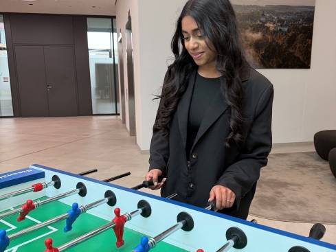 Trisha spielt am Tischkicker.