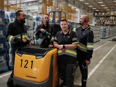 Team im Logistiklager