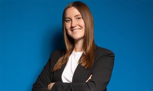 Nina Leitz vor einem blauen Hintergrund.