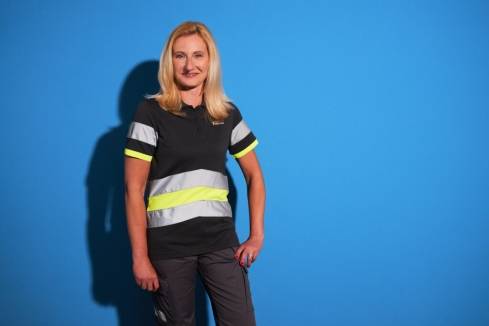 Staplerfahrerin vor blauem Hintergrund
