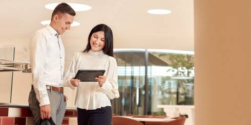 Trainee mit Mitarbeiter