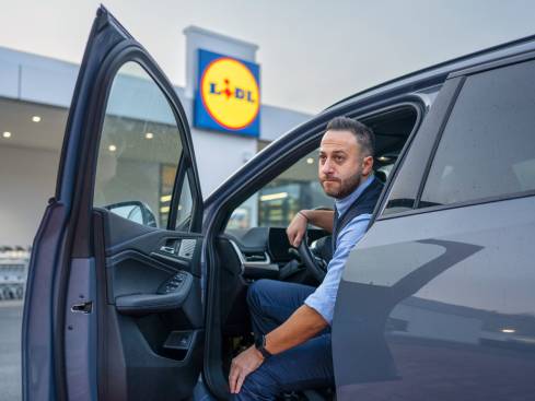 Filialleiter steigt aus Auto aus.