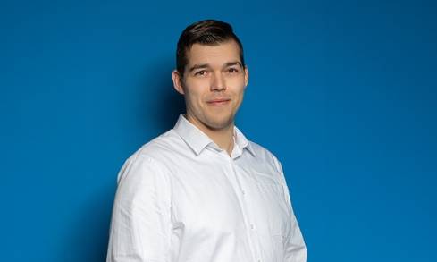 Jan Limbach vor einem blauen Hintergrund.