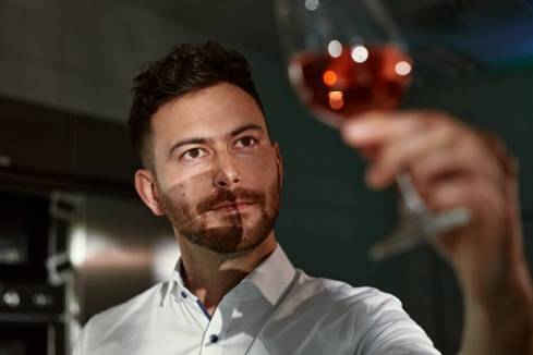 Mitarbeiter aus dem Einkauf verkostet Wein