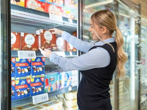 Abiprogrammteilnehmerin Amelie räumt Eis ein.