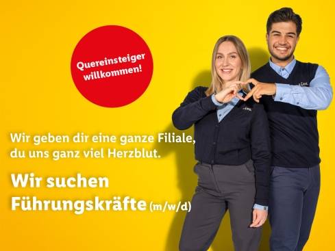Stellv. Filialleiterin und Filialleiter machen ein Herz.