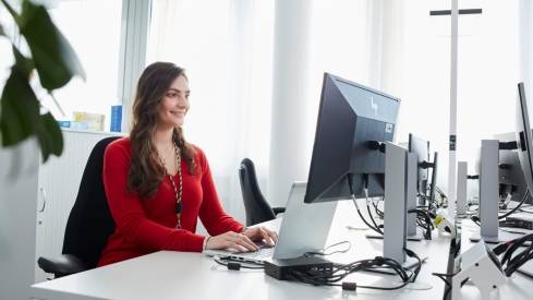 Mitarbeiterin arbeitet am Computer
