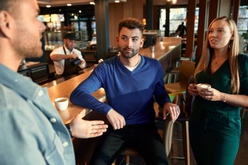 Mitarbeiter unterhalten sich mit Kaffee