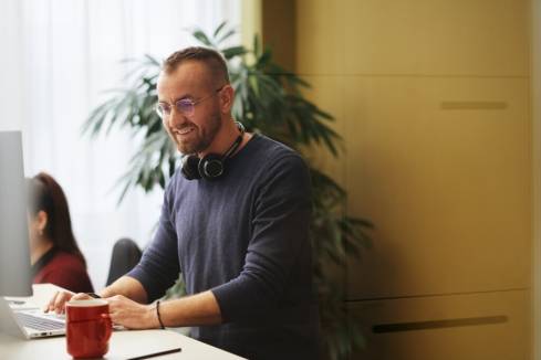 Mitarbeiter arbeitet am Computer