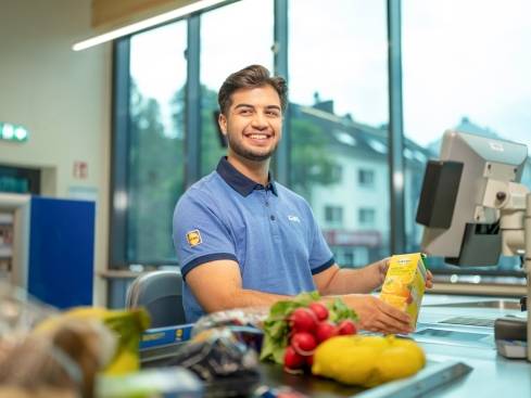 Mitarbeiter an der Kasse bei Lidl.