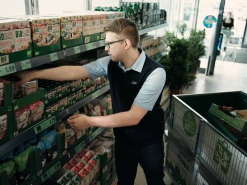 Abiprogramm-Teilnehmer sortiert Ware
