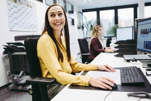 Zentrale Mitarbeiterin Büro