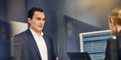 2zu1SchülerZentraleStudentGespräch