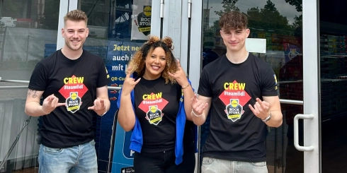 Unsere Azubis vor dem Eingang des Rock Stores 2025