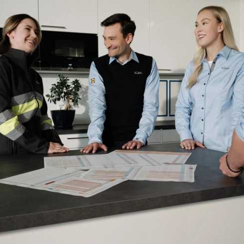 l-lagermitarbeiter-teamleitung-teammeeting-einsatzplanung-kueche_1zu1