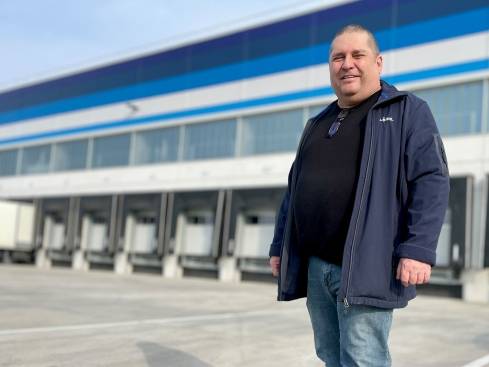 Thomas ist Teamleiter in der Logistik.