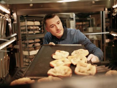 Student füllt Brezel auf
