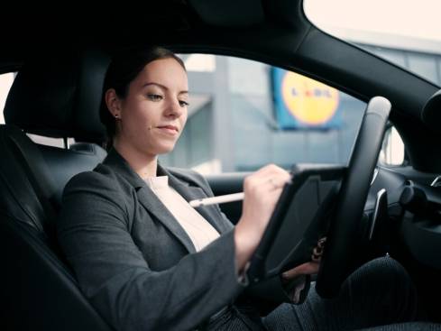 Verkaufsleiterin im Auto