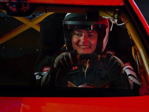 Corinna sitzt im roten Rennauto.