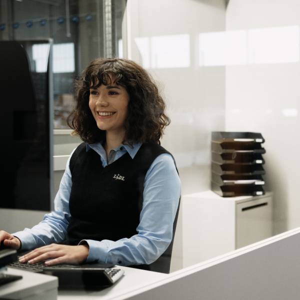 Teamleiterin Sophia am Computer