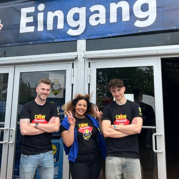 Unsere Azubis vor dem Eingang des Rock Stores 2025