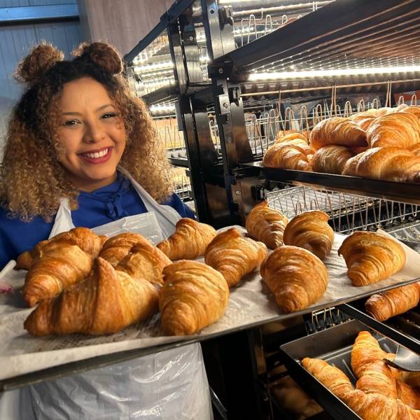 Imane mit Croissants im Rock Store 2025