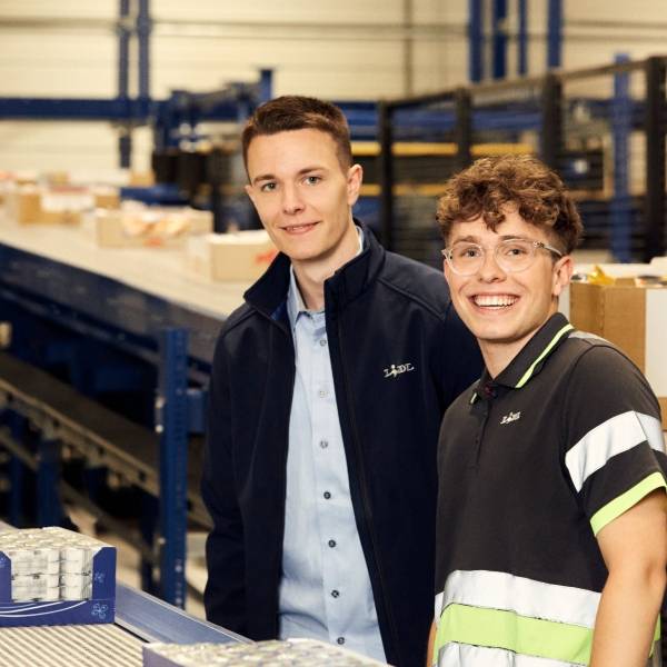 Kollegen Logistikzentrum Band