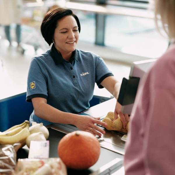 Verkäuferin an der Kasse bei Lidl