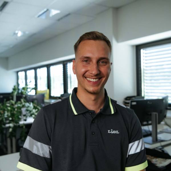 Felix macht das Abiprogramm Logistik