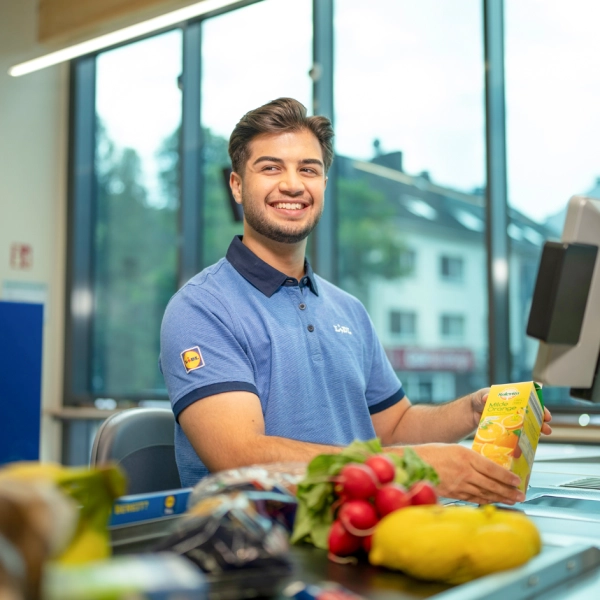 Mitarbeiter an der Kasse bei Lidl.