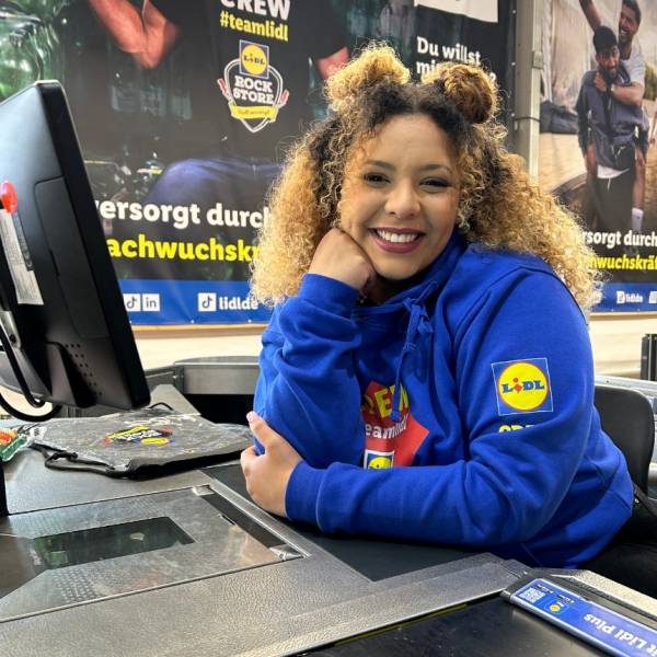 Imane an der Kasse im Rock Store 2025