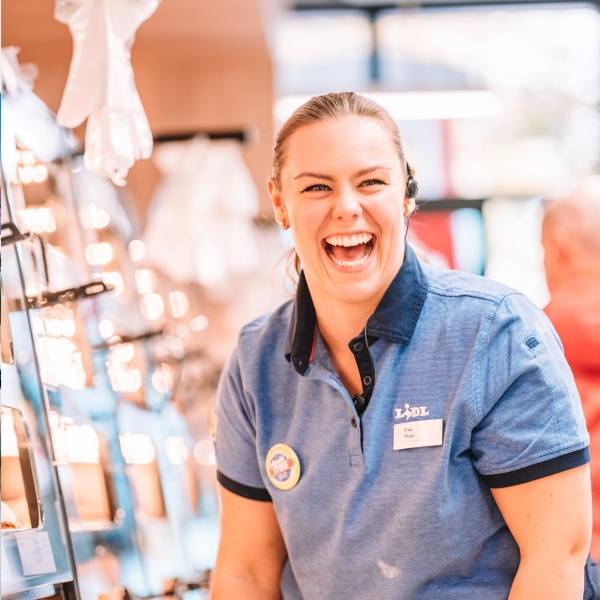 Lachende Mitarbeiterin in Lidl-Filiale