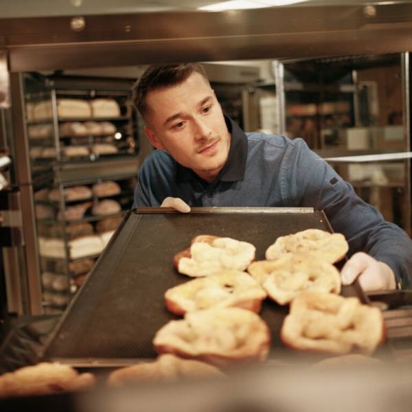 Student füllt Brezel auf