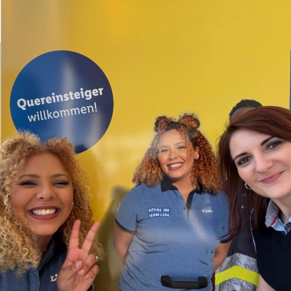 Filialheldinnen Imane und Helena vor Plakat