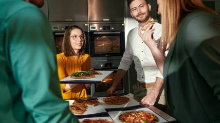 Kollegen aus dem Einkauf testen Pizza