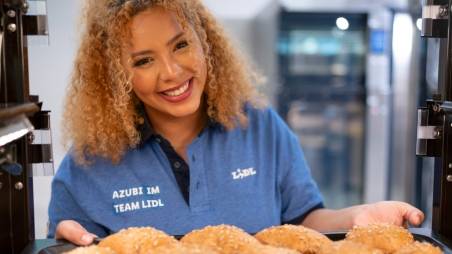 Azubi Imane mit Brötchen