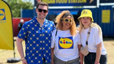 Rock Store: Azubis vor dem Eingang