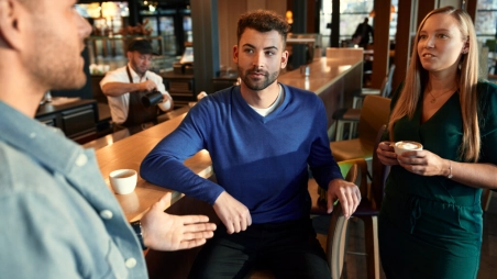 Mitarbeiter unterhalten sich mit Kaffee