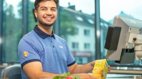 Dualer Student an der Kasse.