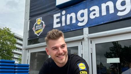 Kollege am Eingang des Rock Stores 2025