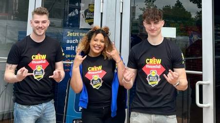 Unsere Azubis vor dem Eingang des Rock Stores 2025