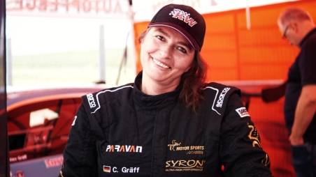 Stellvertretende Filialleiterin Corinna im Rennanzug