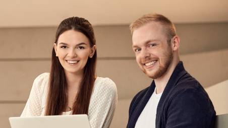 Duales Studium Mitarbeiter lachen