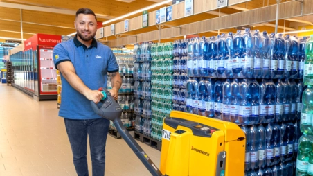 Verkäufer Tekin mit einer Palette Wasser